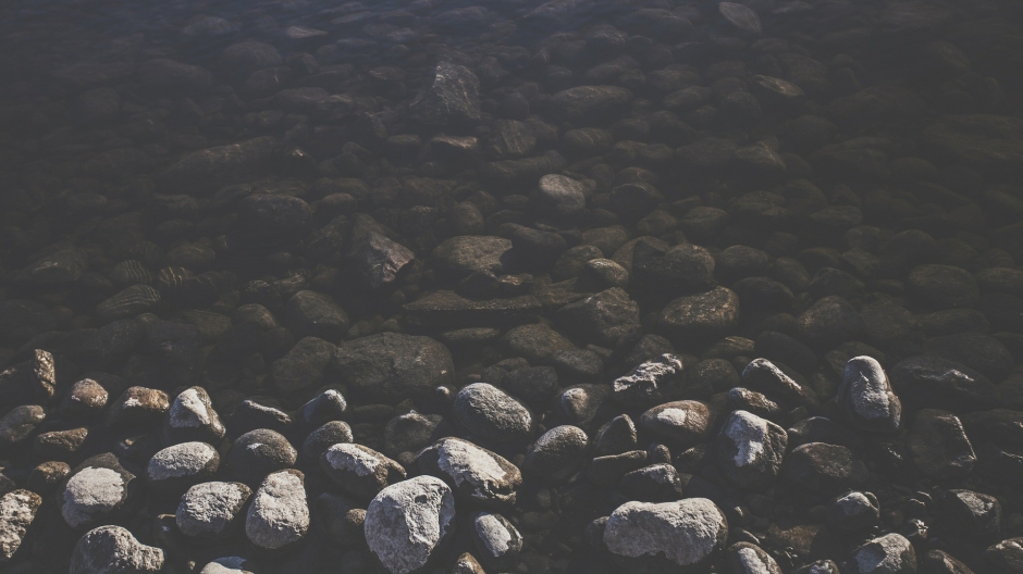 水中的岩石高清宽屏桌面壁纸