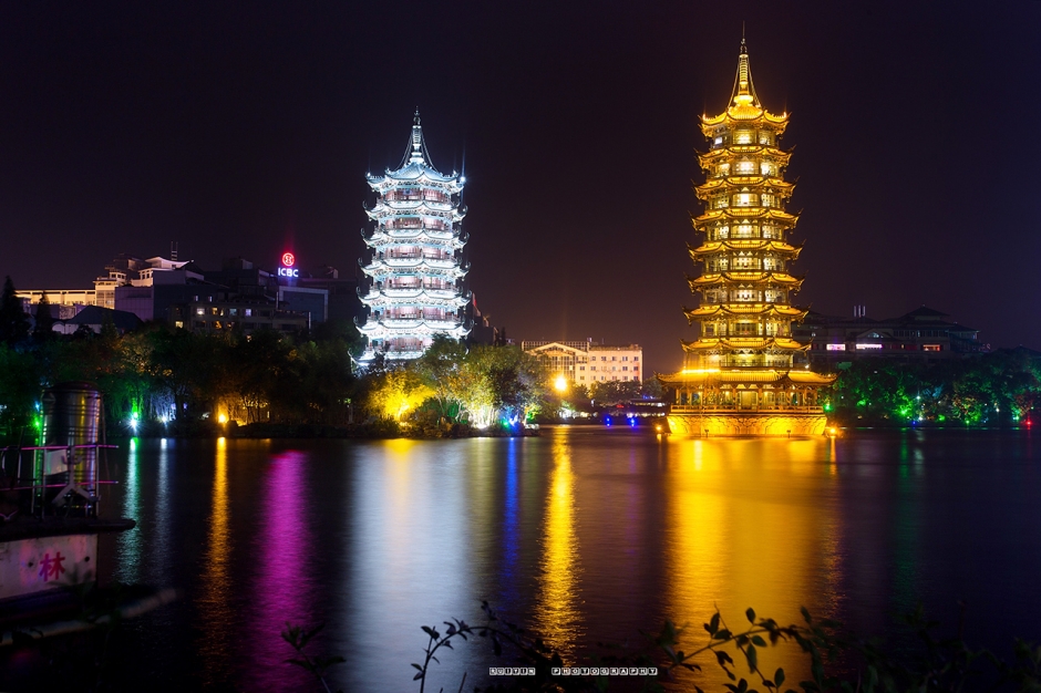 桂林日月双塔夜景图片