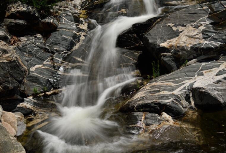 泰山溪水风景图片