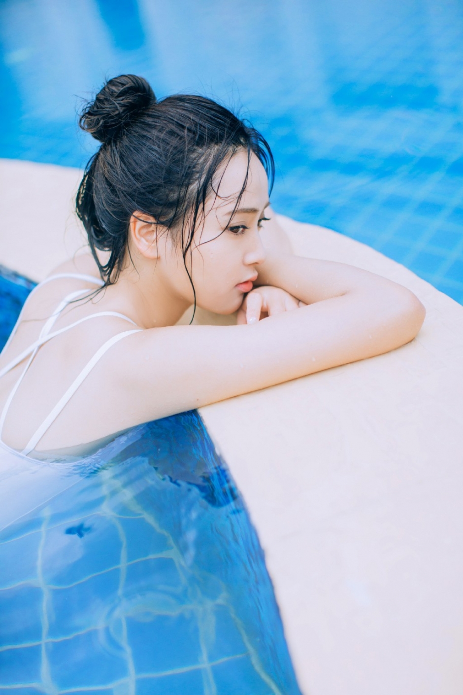 泳装美女夏日泳池性感湿身诱惑写真