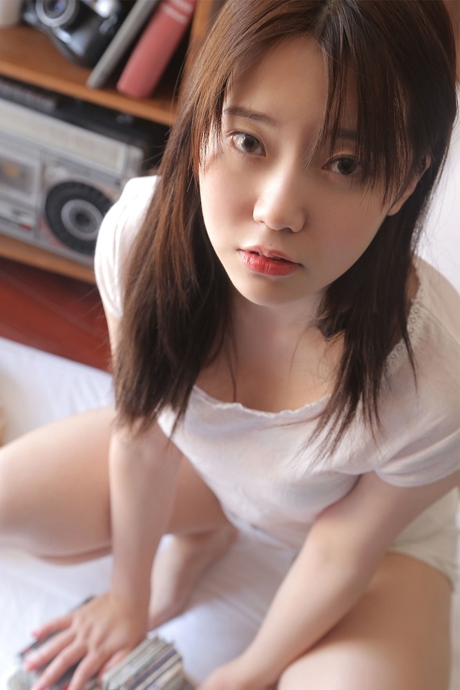 日本风情美女模特白色短袖情趣诱惑写真
