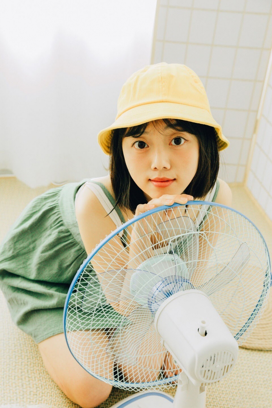 日本短发美女吊带裙白嫩美腿香肩私房写真图片