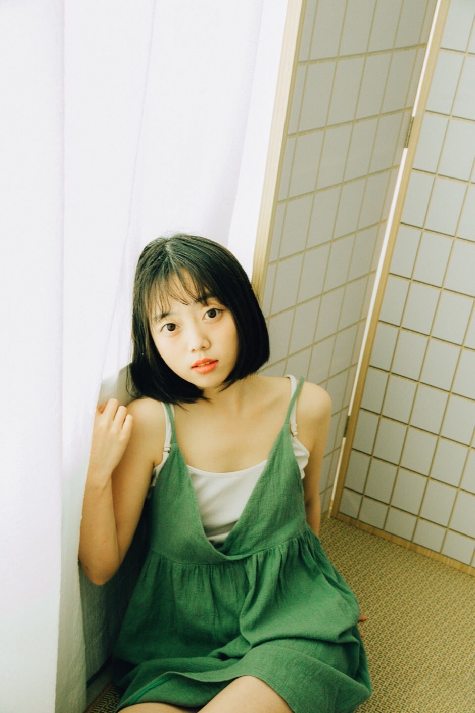 日本短发美女吊带裙白嫩美腿香肩私房写真图片