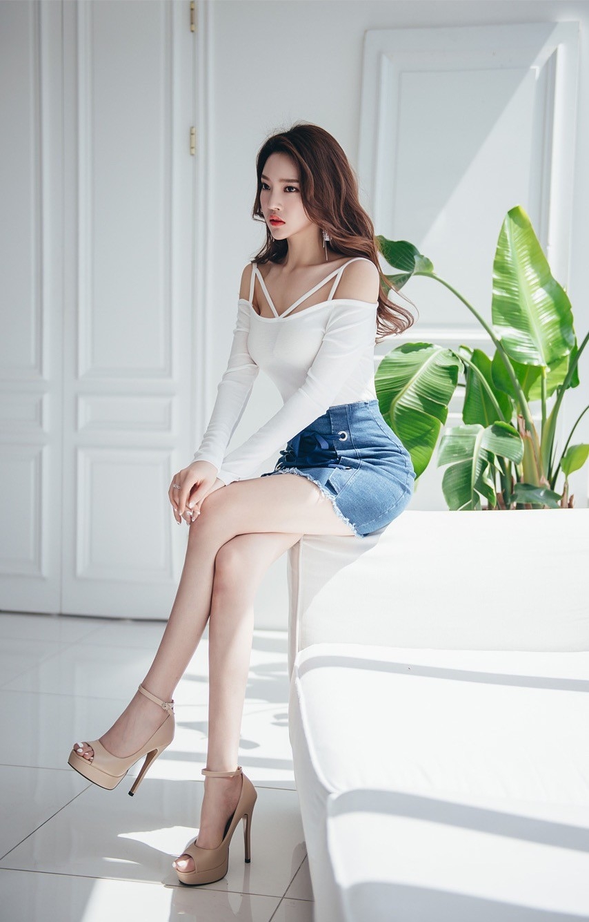 高挑长腿美女模特前凸后翘性感写真