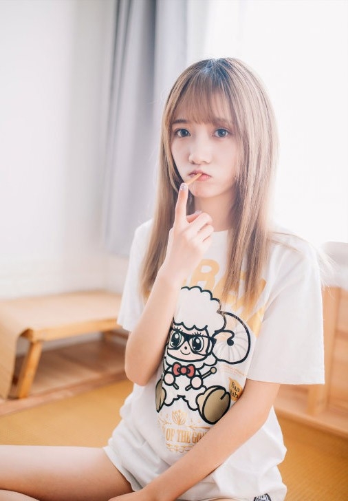 长腿美女宽松休闲短袖可爱清新唯美写真图片