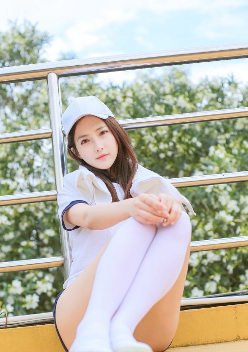 操场美女白色运动服修长性感美腿写真