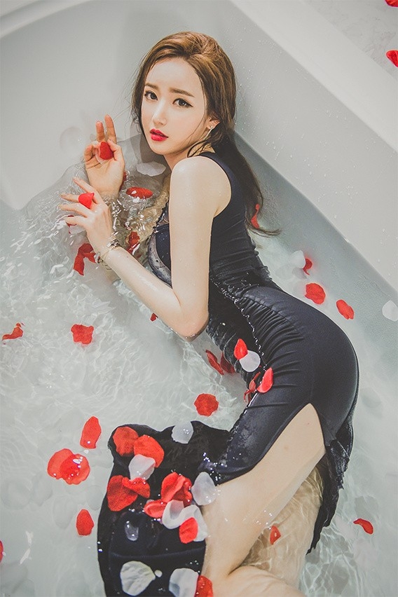 气质女神李妍静黑色包臀裙性感湿身诱惑写真