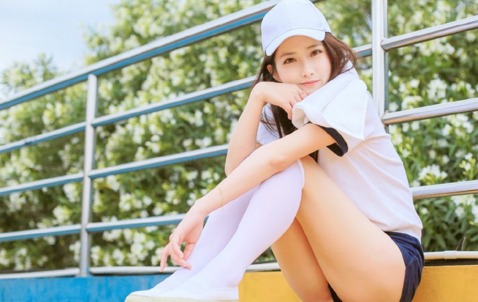 操场美女白色运动服修长性感美腿写真