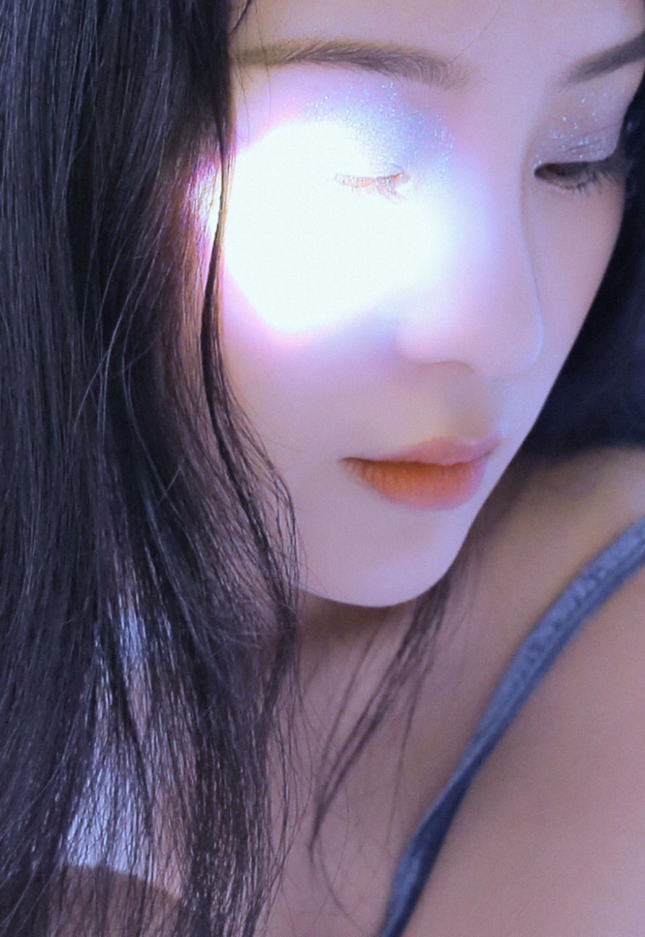 丰满美女吊带连体衣唯美光晕性感写真