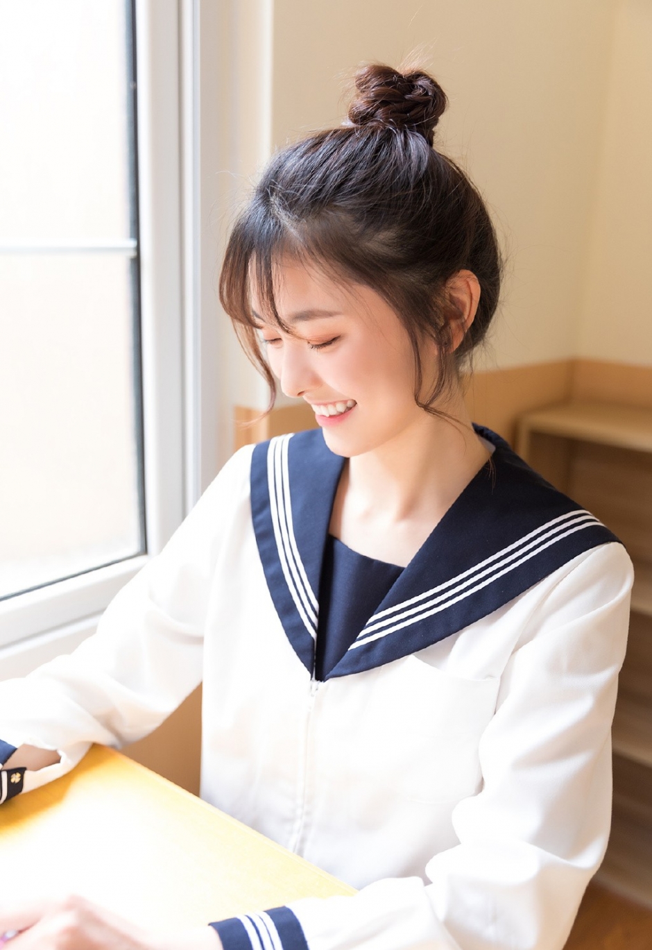 黑丝美女大学生丸子头水手制服教室写真图片