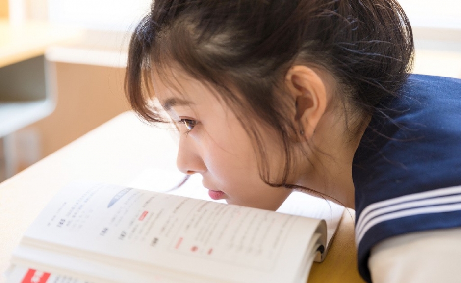 黑丝美女大学生丸子头水手制服教室写真图片