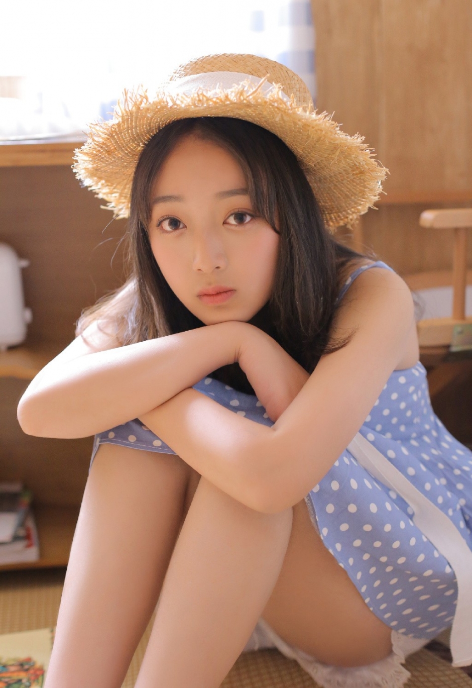 甜美女孩吊带波点裙太阳帽居家慵懒写真图片