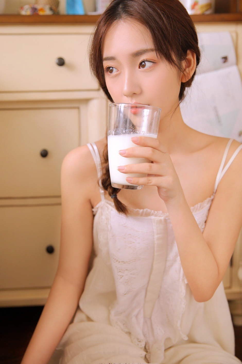 性感吊带美女修长美腿诱惑居家写真