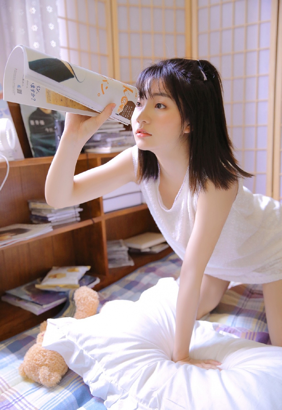 元气少女空气刘海白色连衣裙唯美闺房写真图片