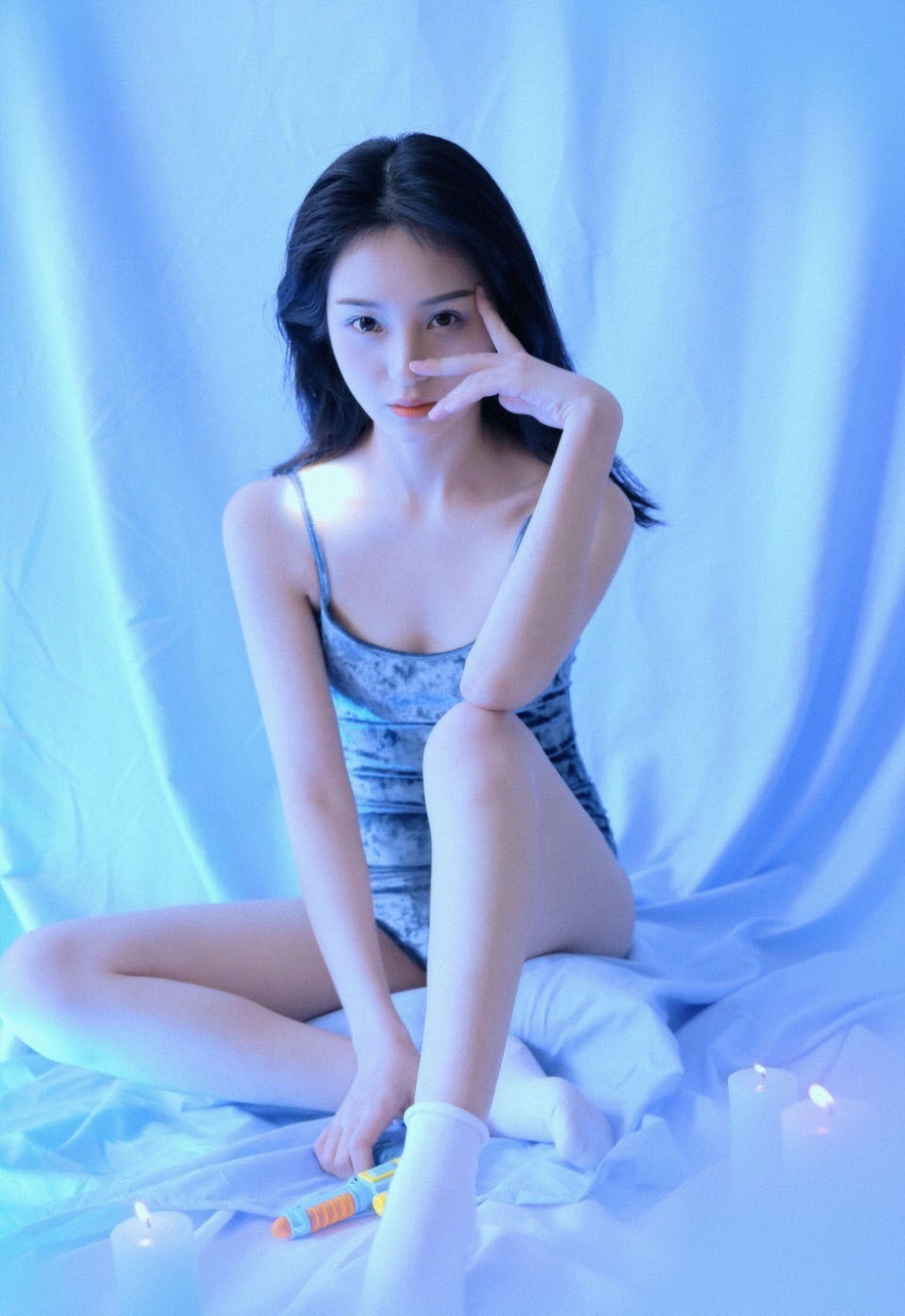 丰满美女吊带连体衣唯美光晕性感写真