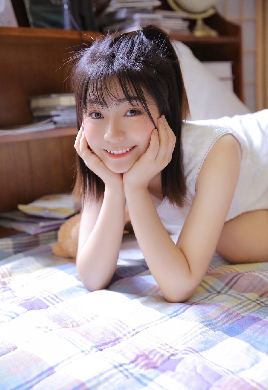 元气少女空气刘海白色连衣裙唯美闺房写真图片
