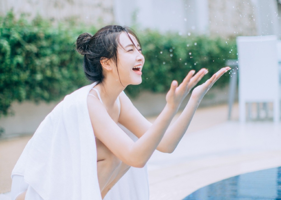 泳装美女夏日泳池性感湿身诱惑写真