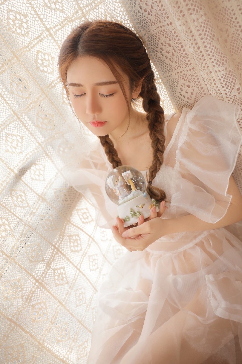 蕾丝美女酥胸美乳大胆真空诱惑写真