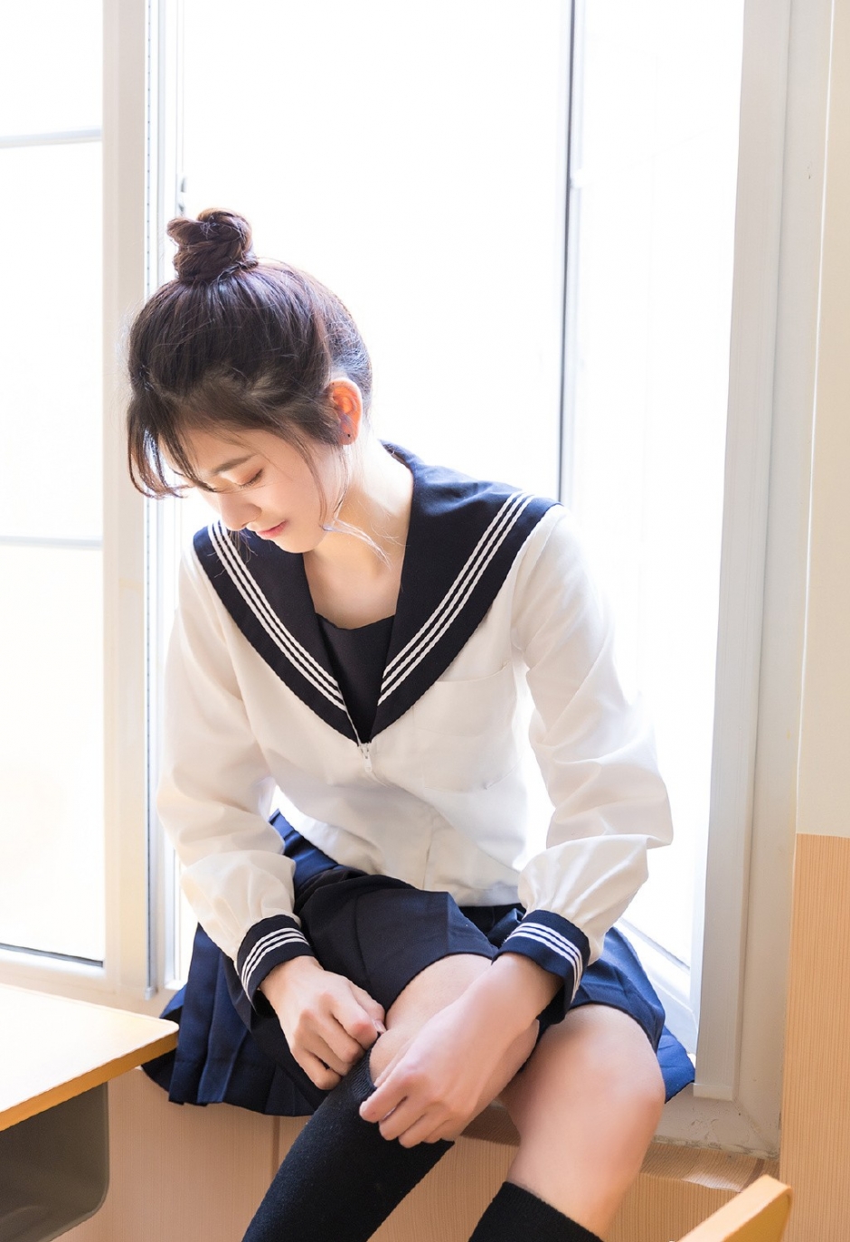 黑丝美女大学生丸子头水手制服教室写真图片