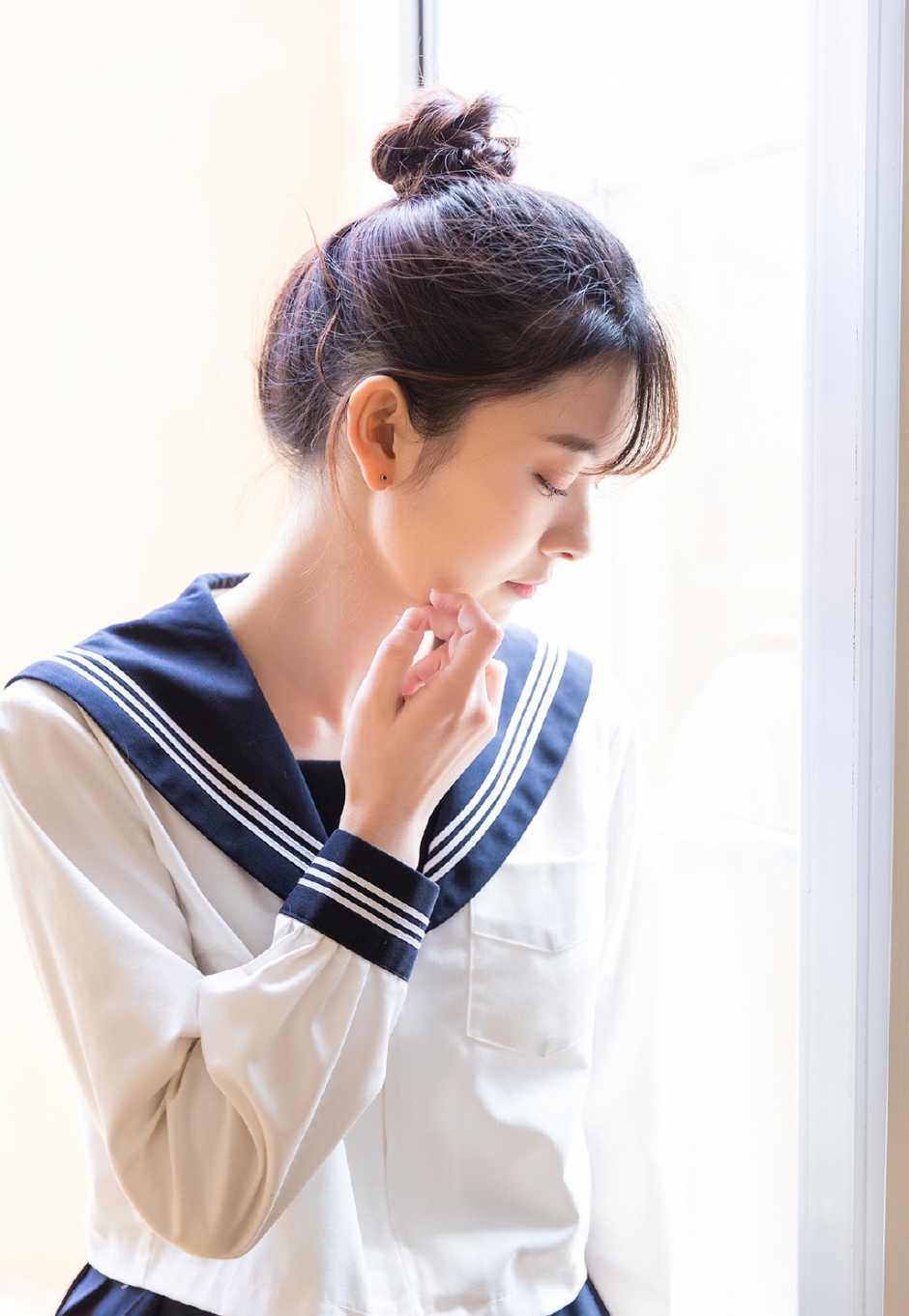 黑丝美女大学生丸子头水手制服教室写真图片