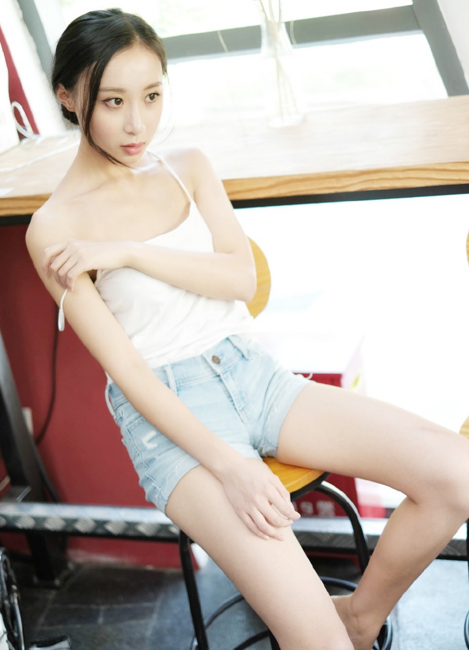 吊带热裤美女酥胸美腿性感私房诱惑写真