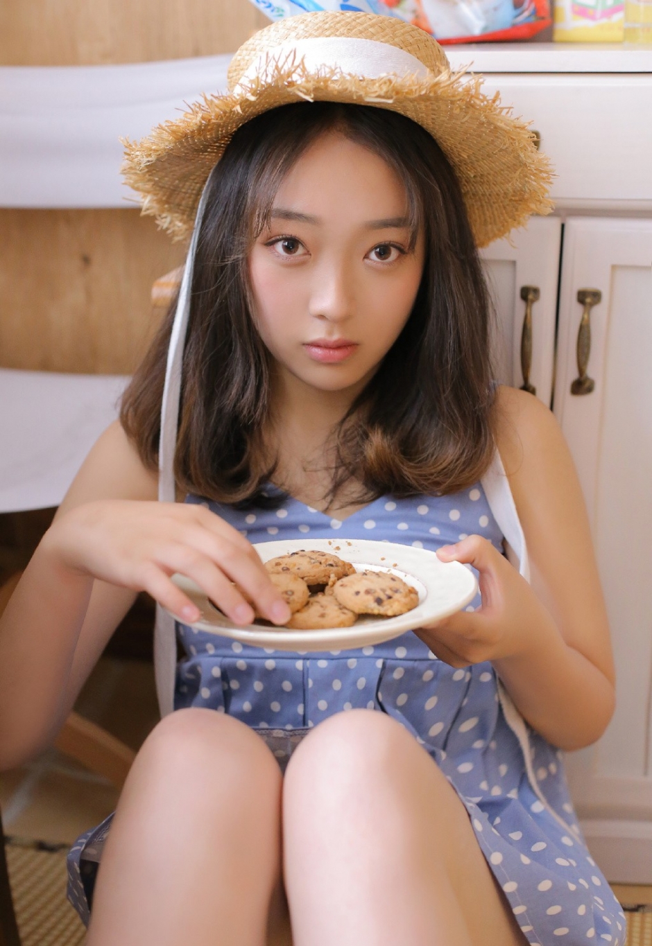 甜美女孩吊带波点裙太阳帽居家慵懒写真图片