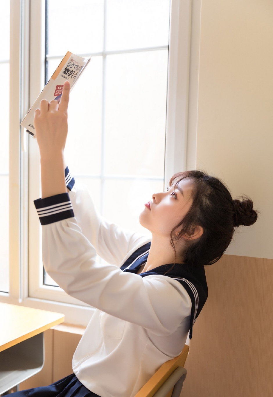 黑丝美女大学生丸子头水手制服教室写真图片