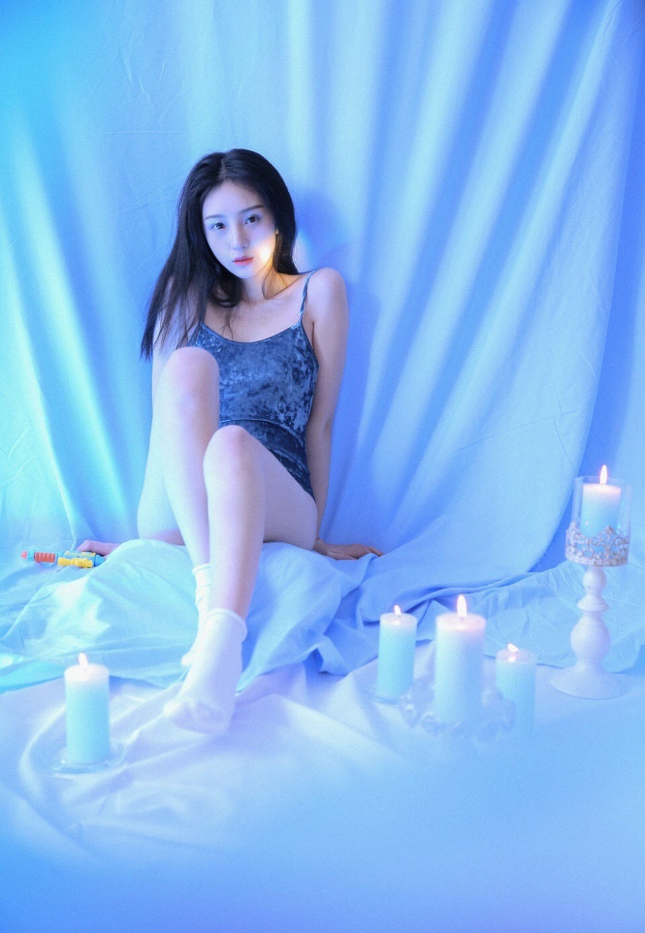 丰满美女吊带连体衣唯美光晕性感写真