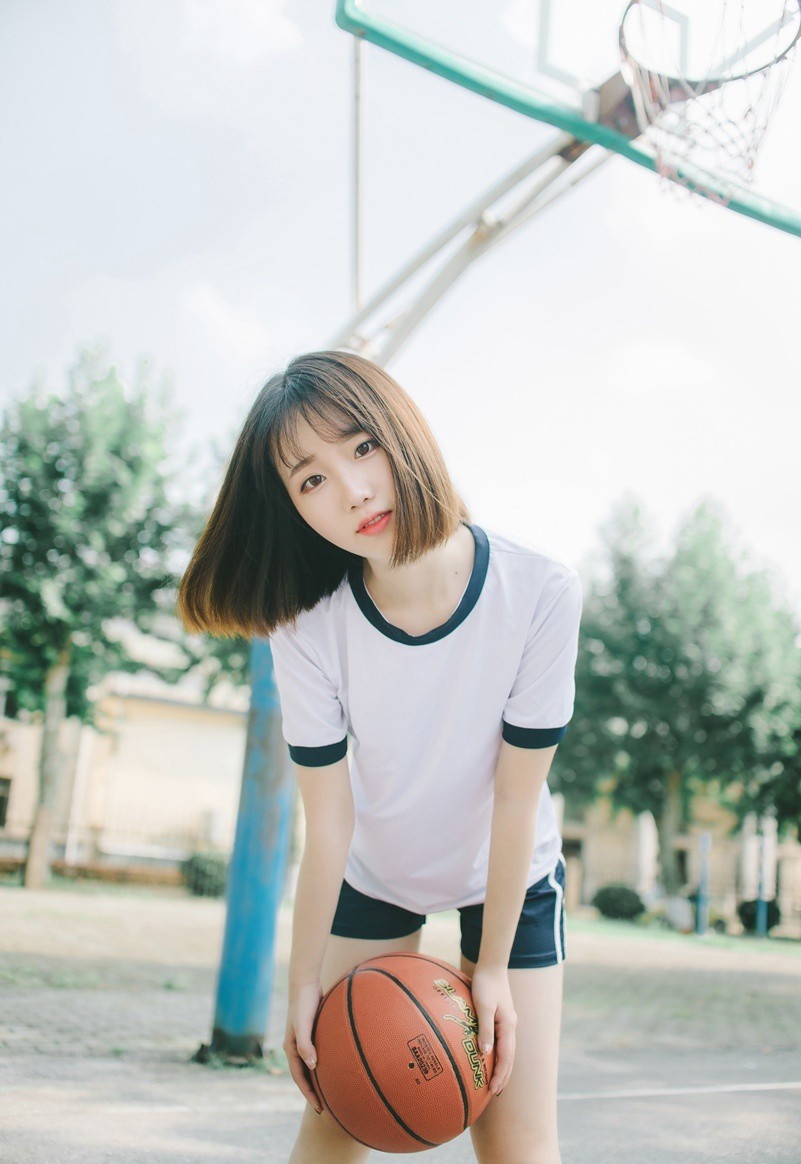 短发美女校花运动服短裤修长美腿户外写真图片