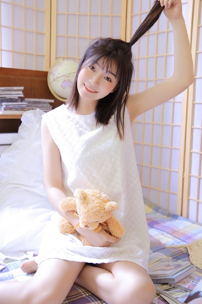 元气少女空气刘海白色连衣裙唯美闺房写真图片
