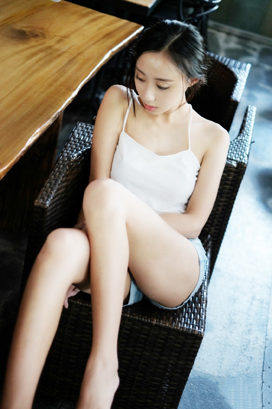 吊带热裤美女酥胸美腿性感私房诱惑写真