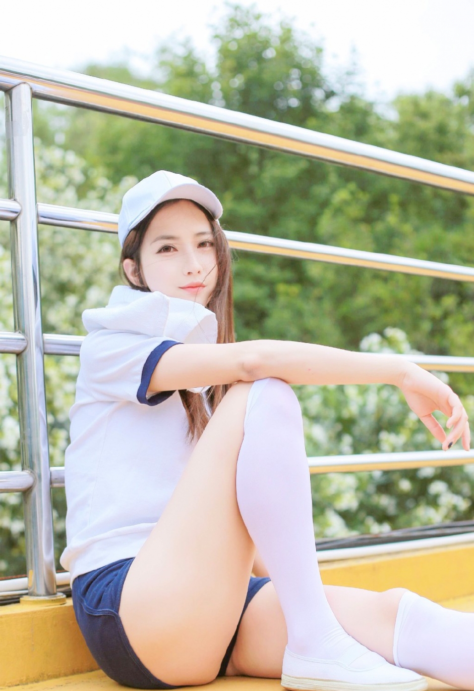 操场美女白色运动服修长性感美腿写真