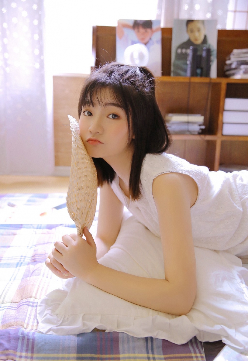 元气少女空气刘海白色连衣裙唯美闺房写真图片