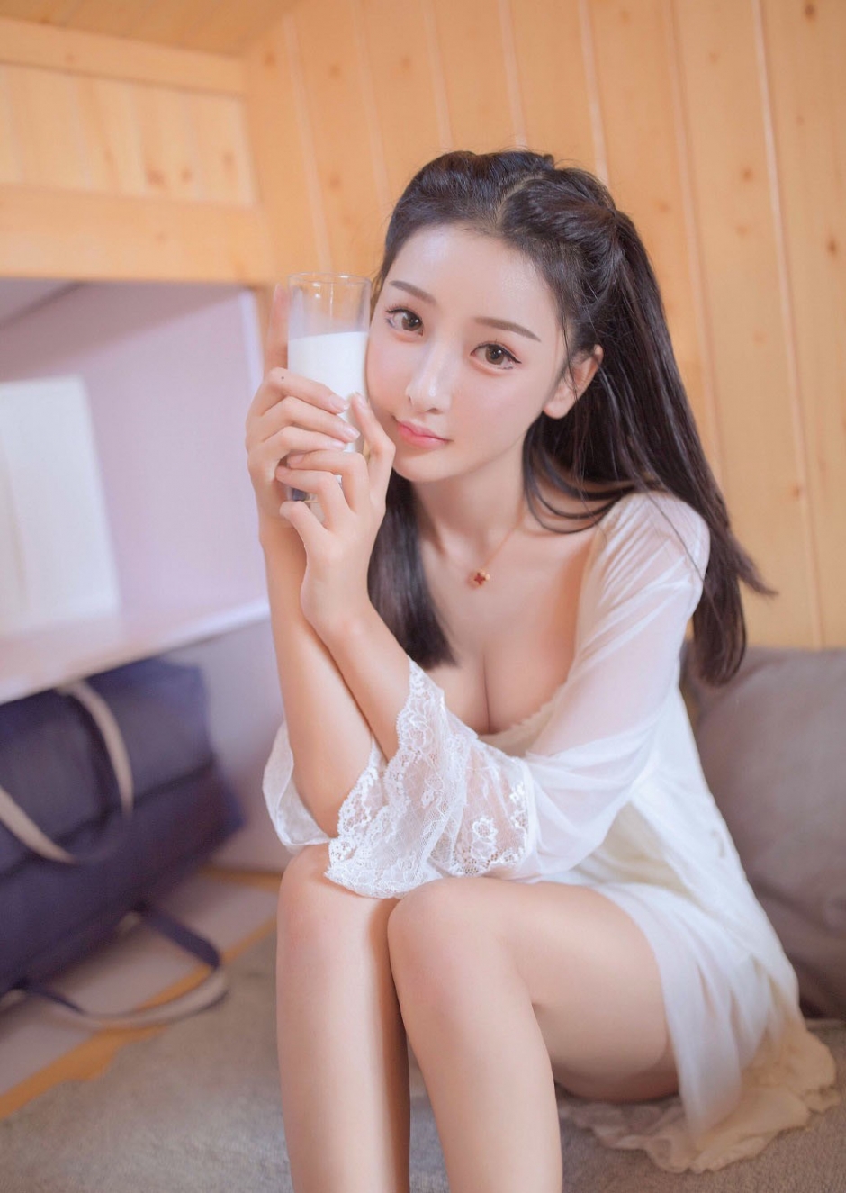 网红美女模特傲人胸围性感私房写真