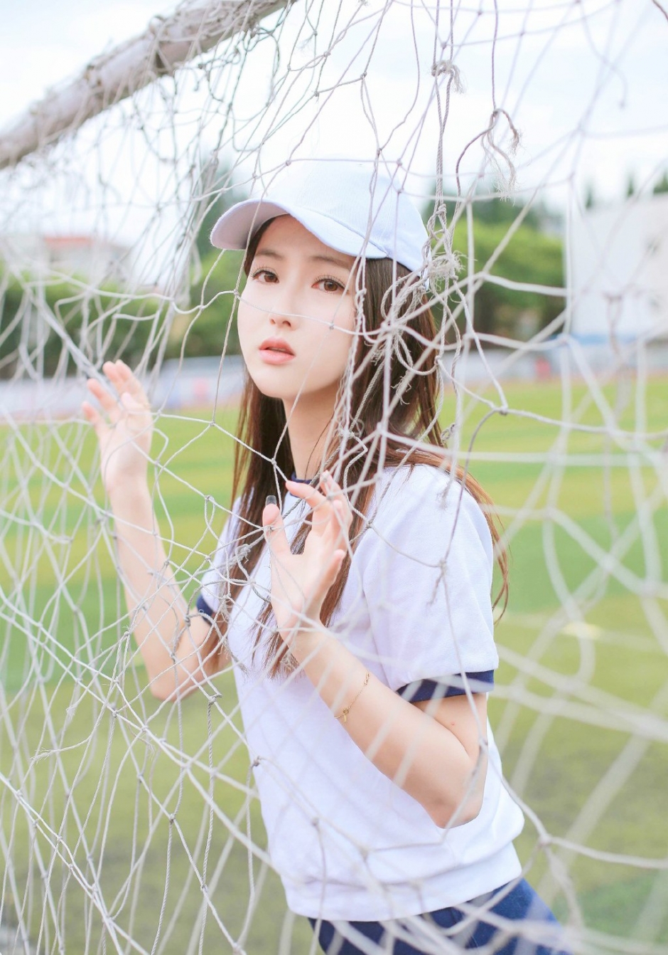 操场美女白色运动服修长性感美腿写真