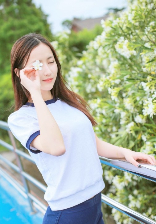 操场美女白色运动服修长性感美腿写真