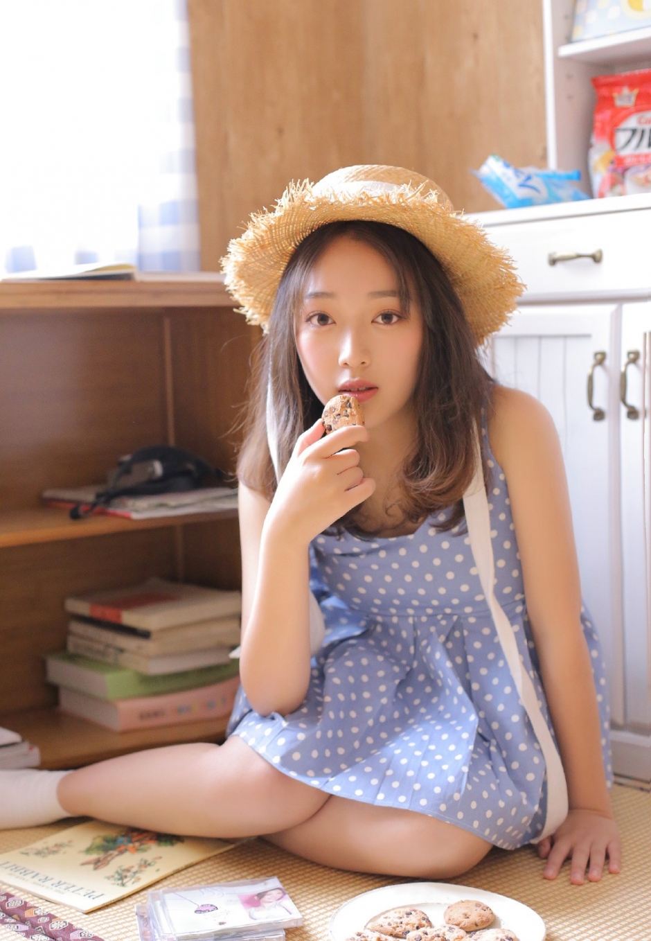 甜美女孩吊带波点裙太阳帽居家慵懒写真图片