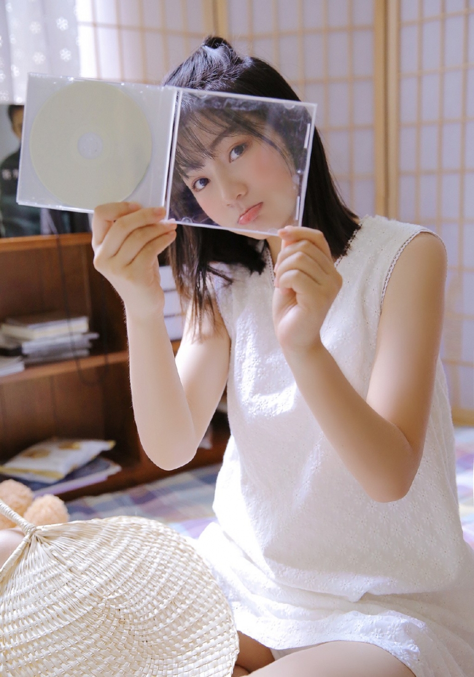 元气少女空气刘海白色连衣裙唯美闺房写真图片