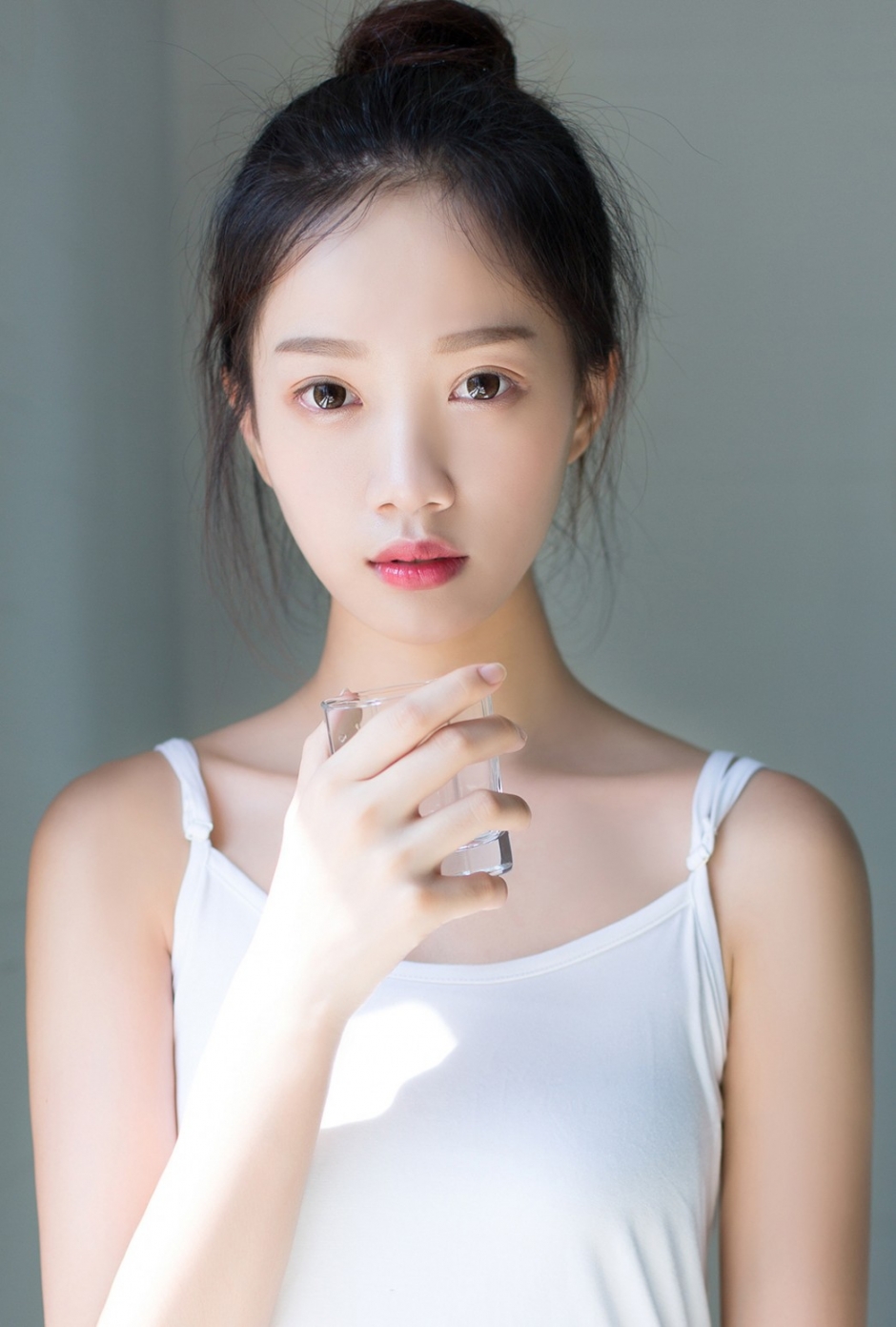 极品美女尤物白色吊带酥胸性感美腿私房写真图片