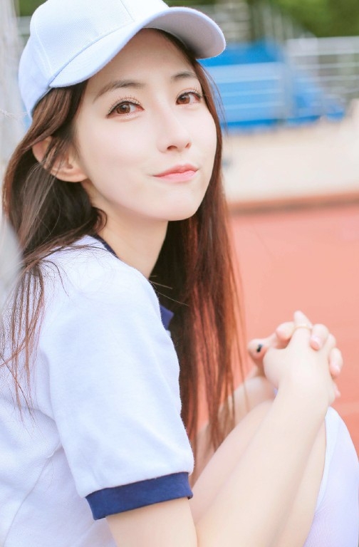 操场美女白色运动服修长性感美腿写真