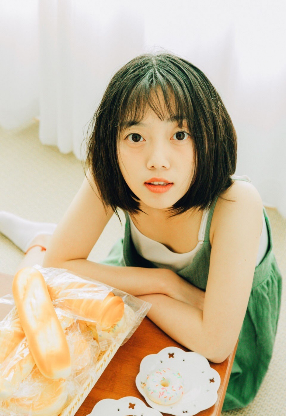 日本短发美女吊带裙白嫩美腿香肩私房写真图片
