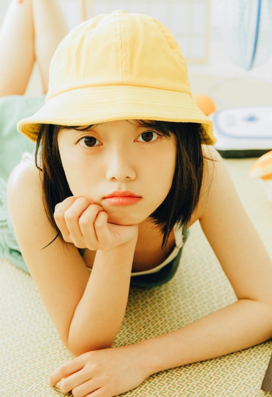 日本短发美女吊带裙白嫩美腿香肩私房写真图片