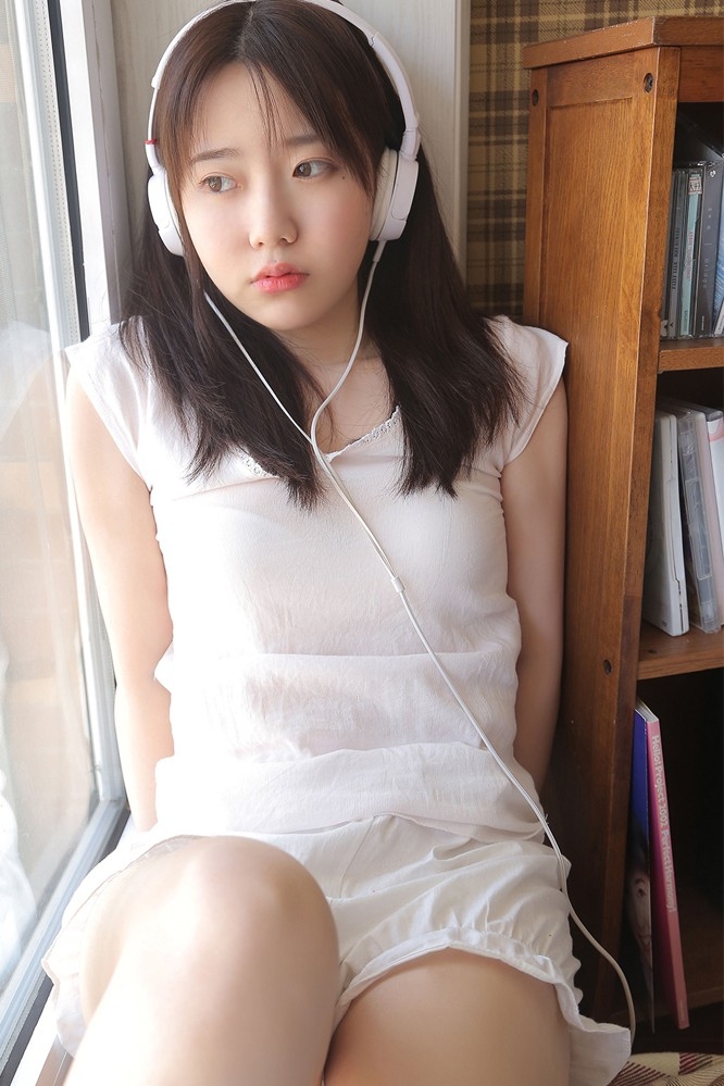 日本风情美女模特白色短袖情趣诱惑写真