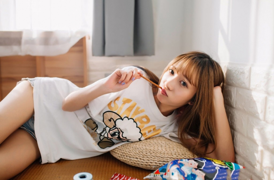 长腿美女宽松休闲短袖可爱清新唯美写真图片