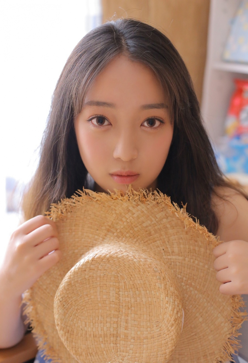 甜美女孩吊带波点裙太阳帽居家慵懒写真图片