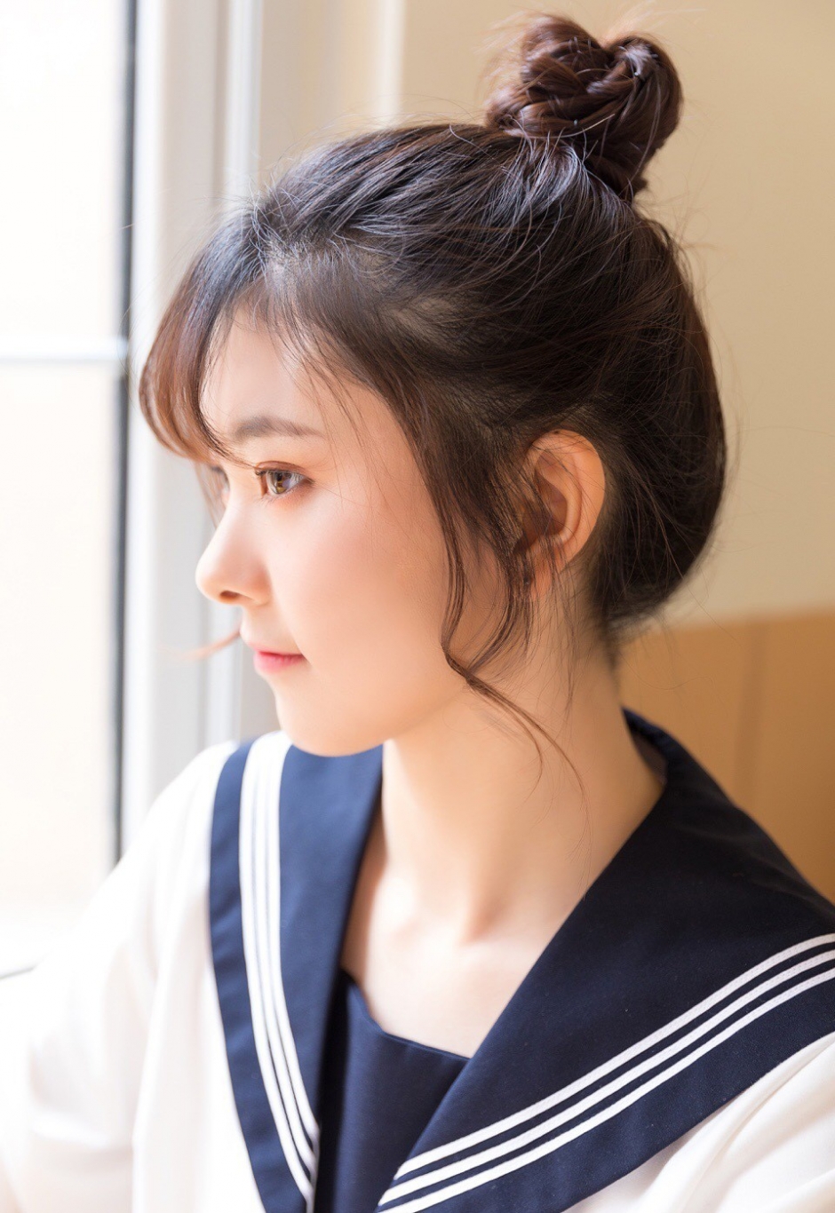 黑丝美女大学生丸子头水手制服教室写真图片