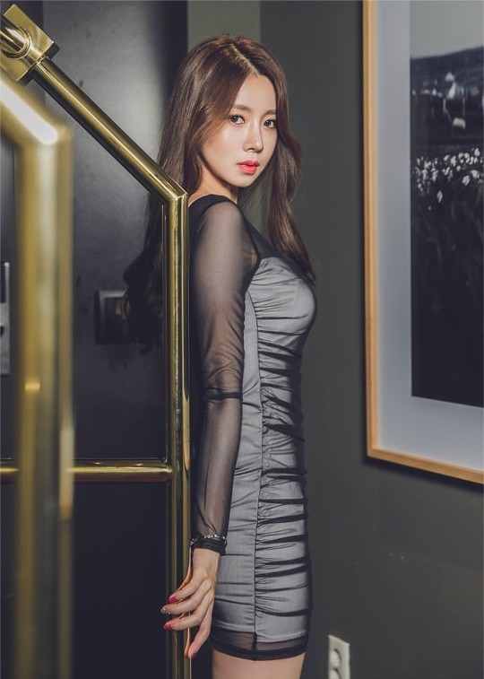 美女御姐蕾丝透视真空豪乳长腿翘臀妩媚写真