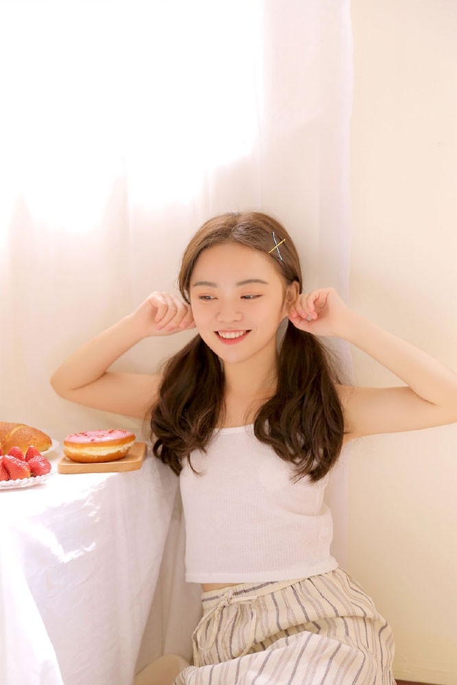 吊带美女可爱马尾辫美女性感居家写真