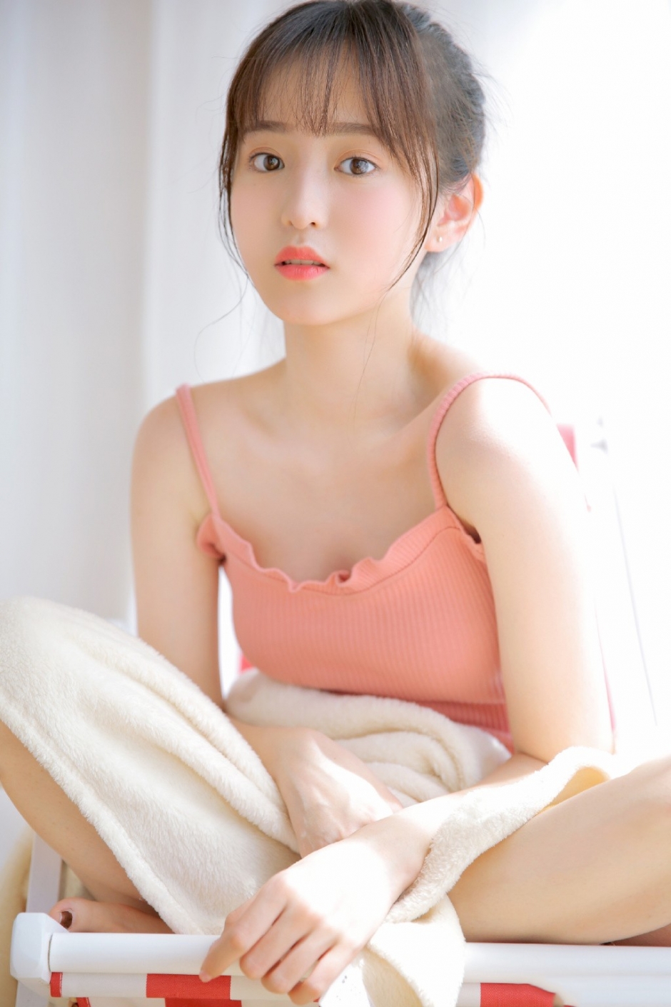 丸子头美少女吊带美肌白嫩大长腿写真图片