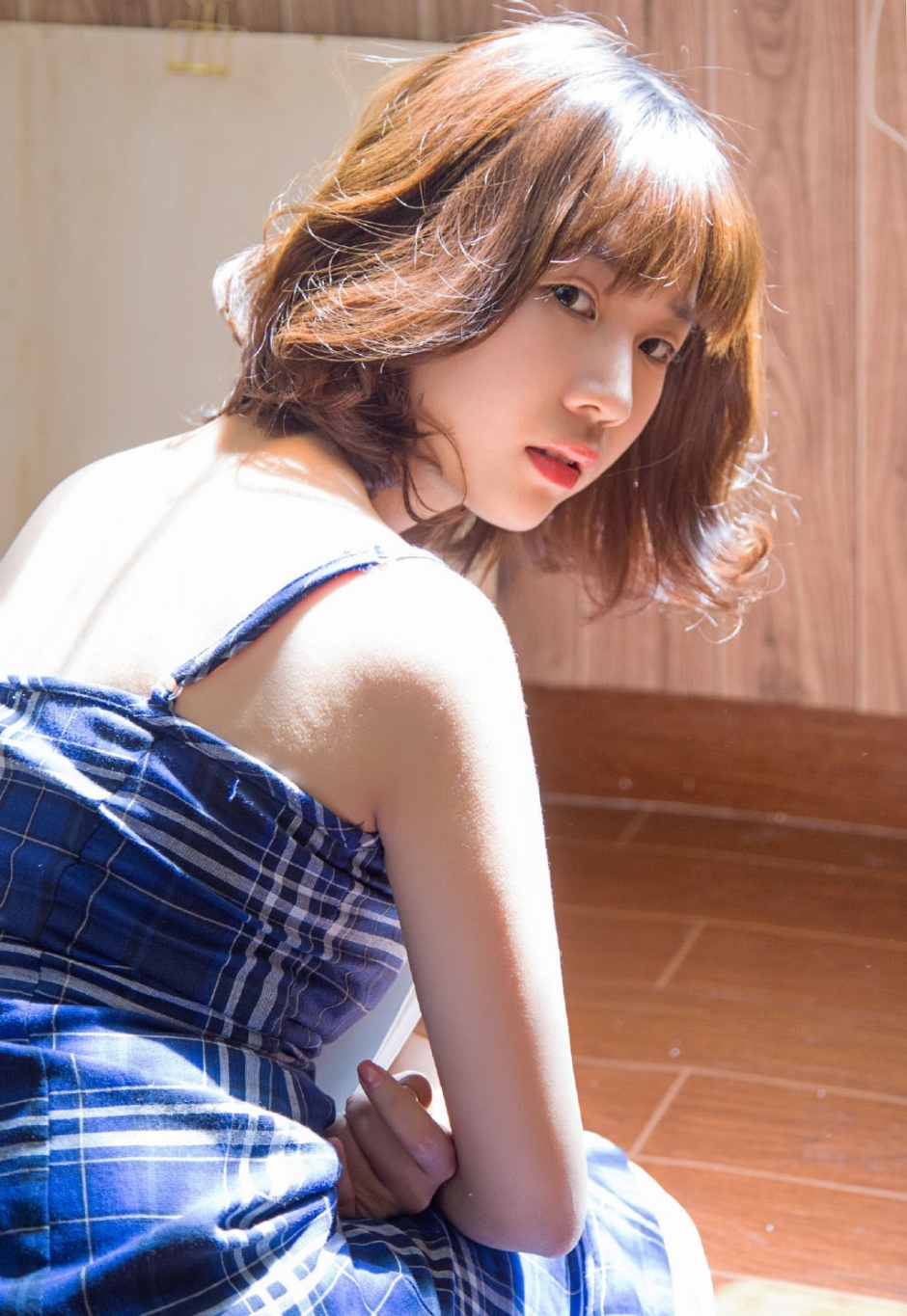 日本短发美女吊带酥胸裸背写真